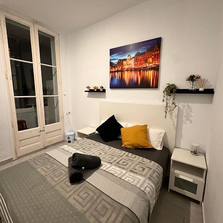 Rooms In Spacious Apartment In City Center Barcelona Exterior photo