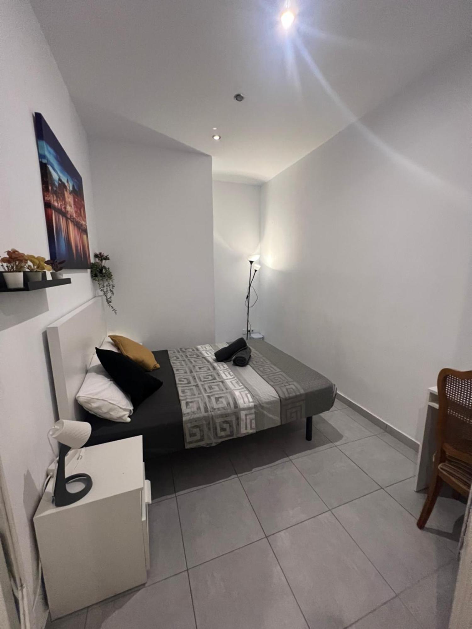 Rooms In Spacious Apartment In City Center Barcelona Exterior photo