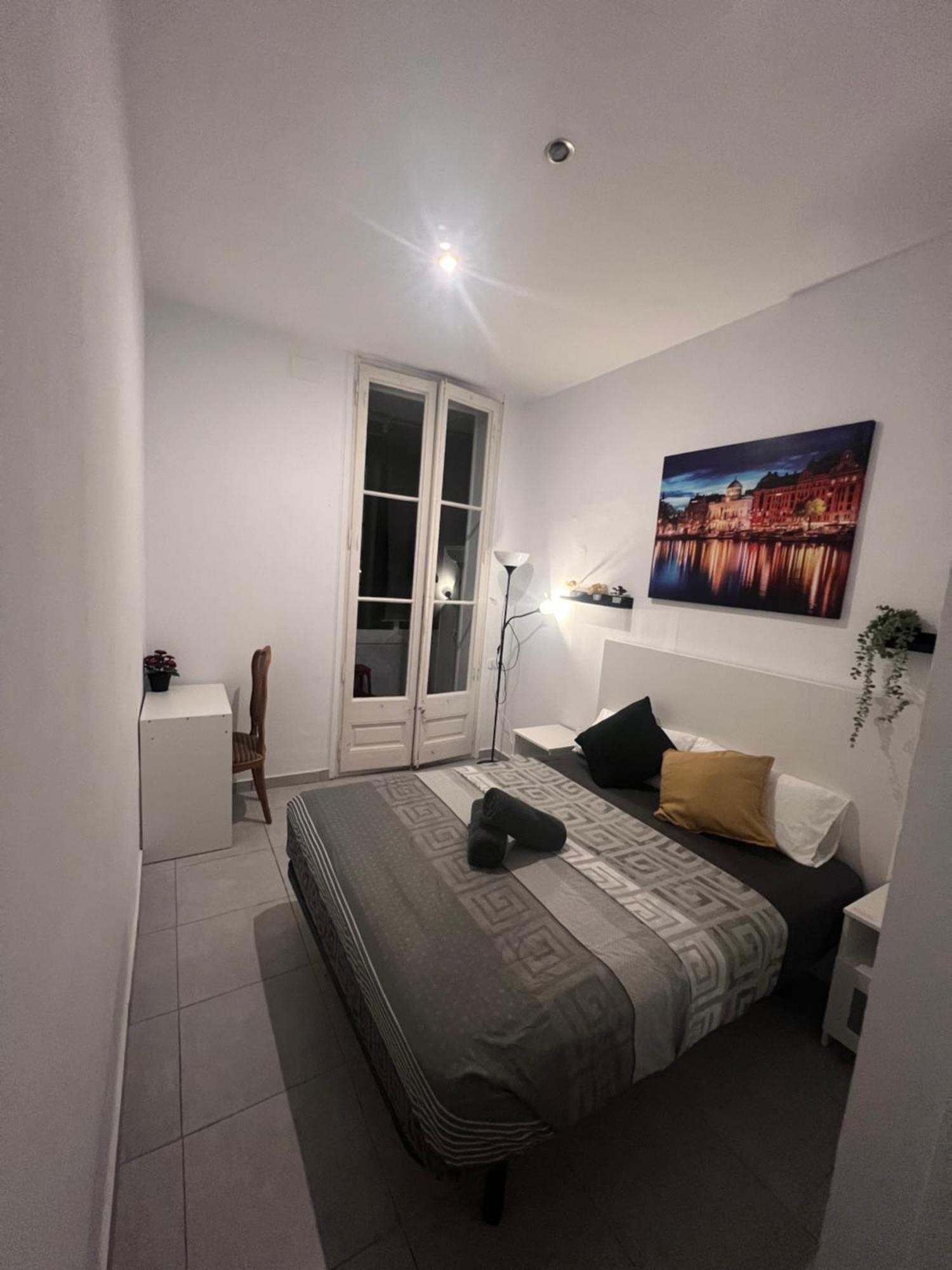 Rooms In Spacious Apartment In City Center Barcelona Exterior photo