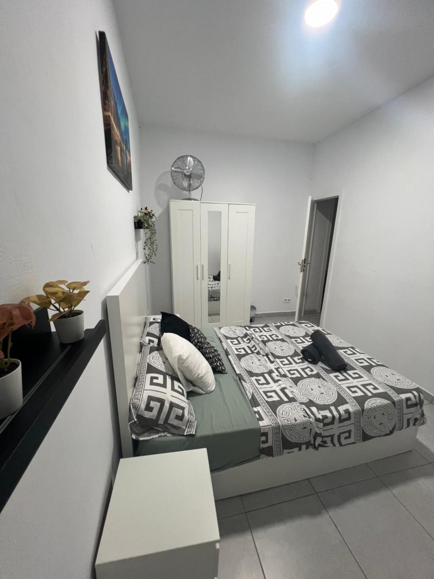 Rooms In Spacious Apartment In City Center Barcelona Exterior photo